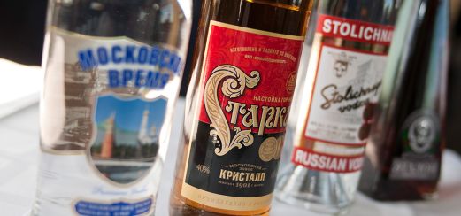 Wodka-Probe mit pfiffigen Trinksprüchen