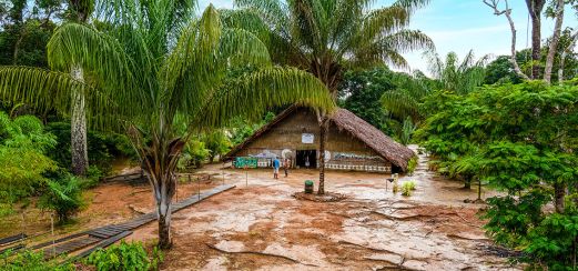 Besuch eines Dorfes am Amazonas