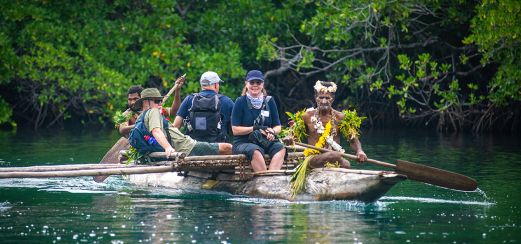 Mit Kanus unterwegs auf dem Sepik Fluss