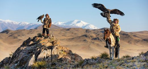 Mongolische Jäger mit abgerichteten Adlern