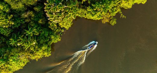 Per Beiboot tief in den Regenwald