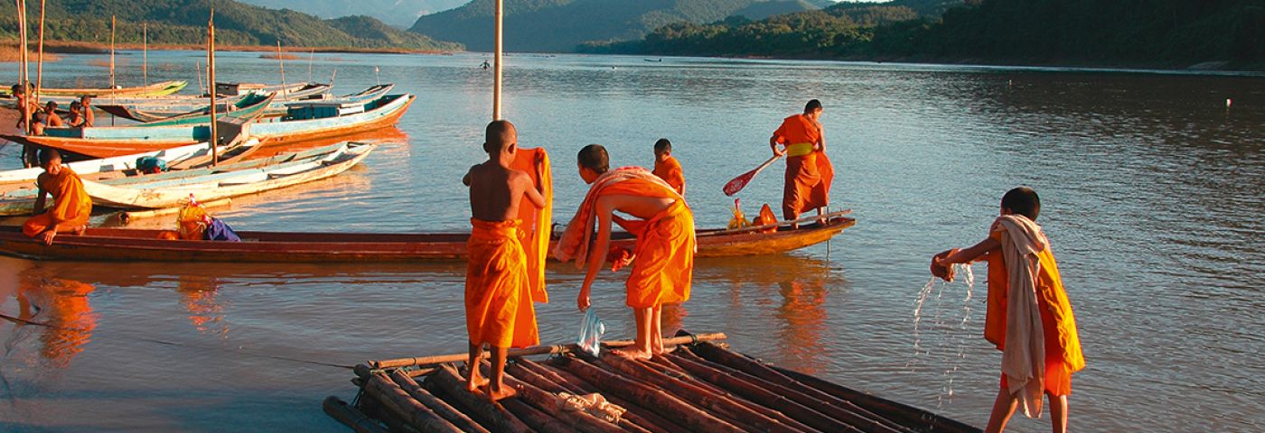 Buddhistische Mönche am Mekong-Ufer