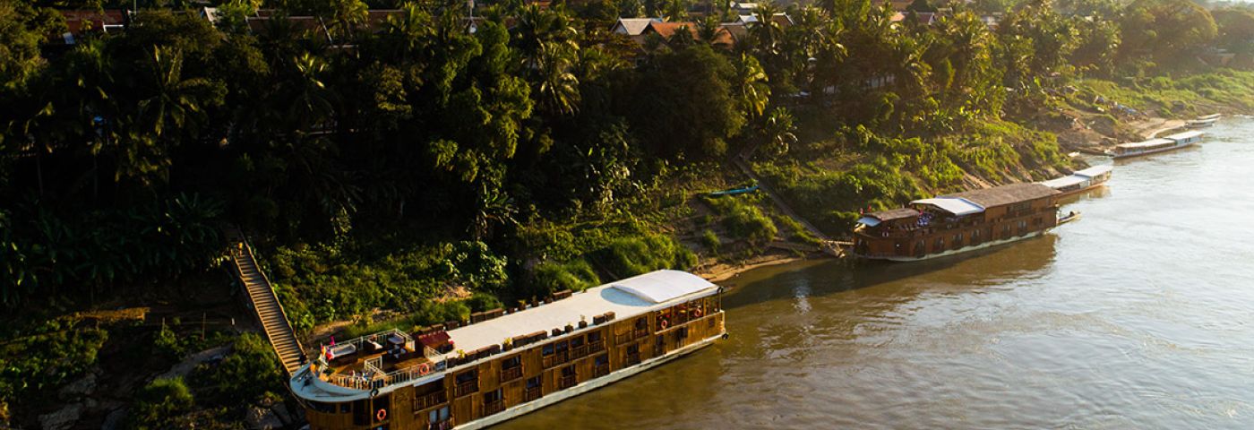 Ihr Flusskreuzfahrtschiff ankert in Luang Prabang, Laos