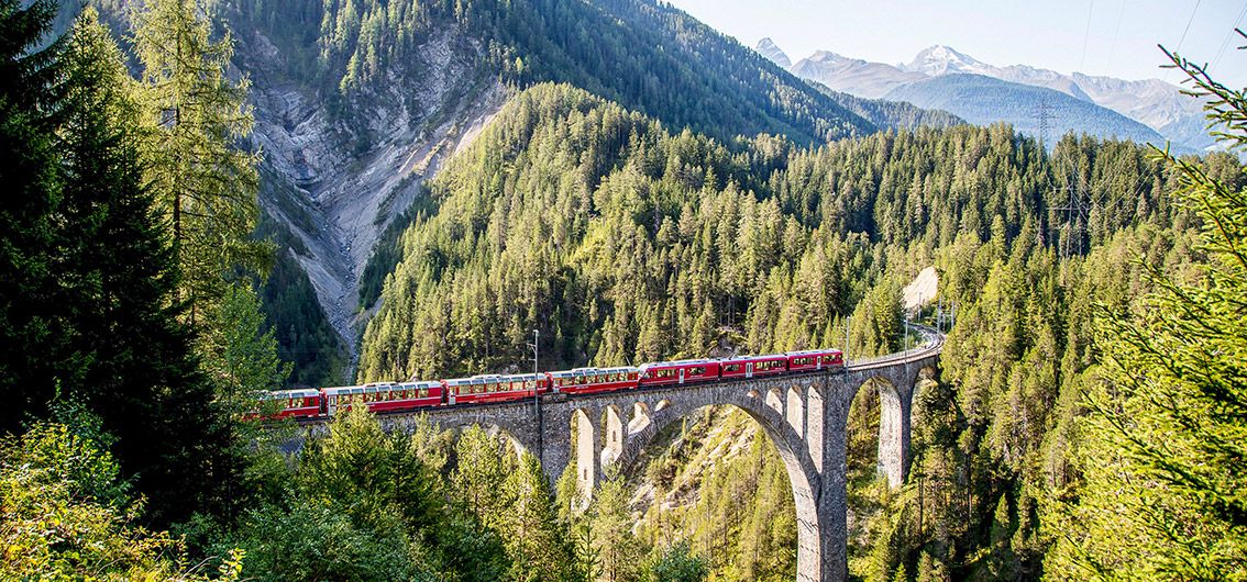 Bernina-Express-auf-dem-Wiesner-Viadukt-bei-Graubuenden