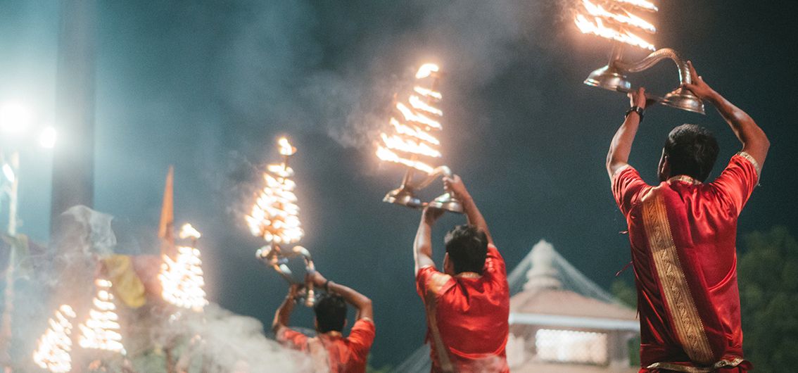 Faszinierende-Aarti-Zeremonie-in-Varanasi