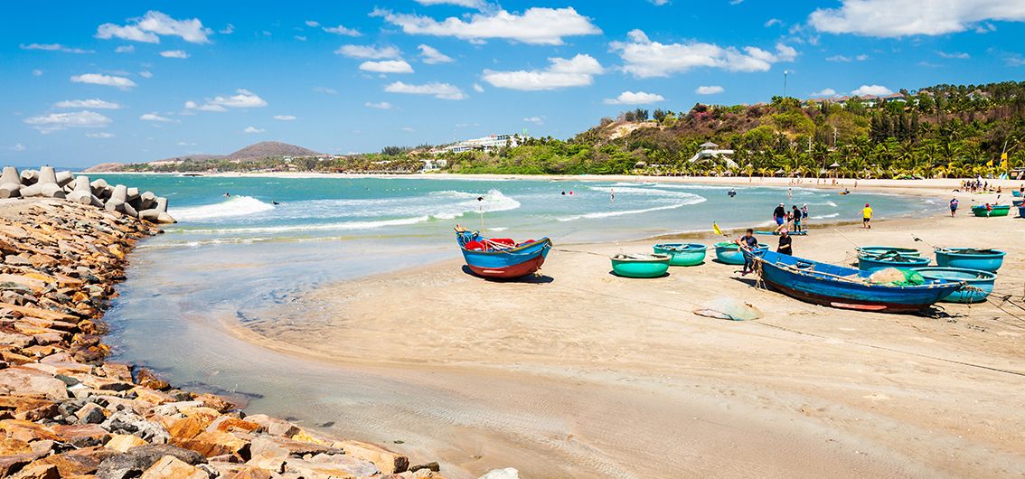 Fischerboote-am-Strand-von-Mui-Ne