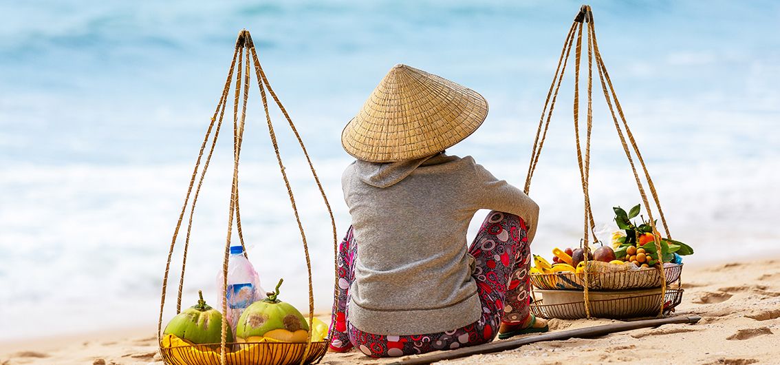 Früchteverkäuferin-am-Strand-von-Phan-Thiet