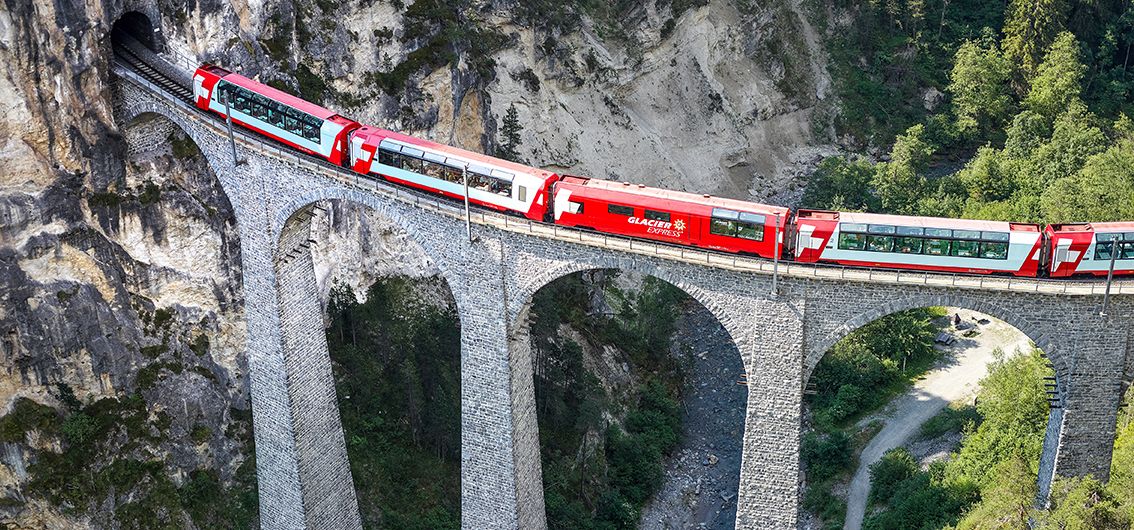 Glacier-Express-auf-dem-Landwasserviadukt