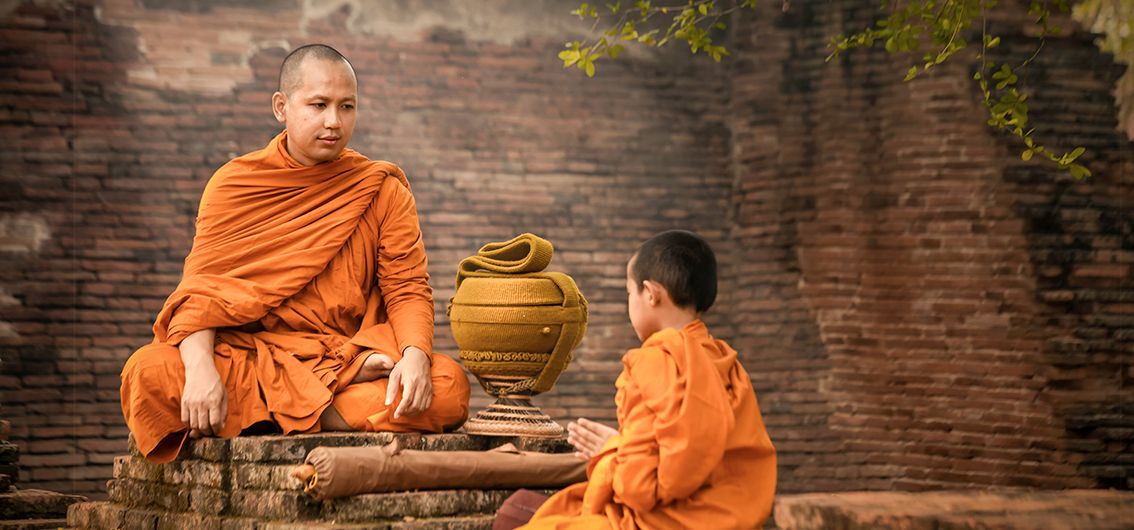 Mönche-und-Novize-in-den-alten-Tempeln-in-Phra-Nakhon-Si-Ayutthaya