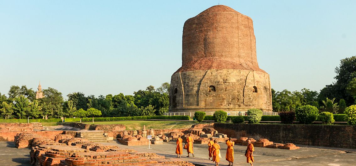 Stupa-in-der-Ausgrabungsstaette-Sarnath