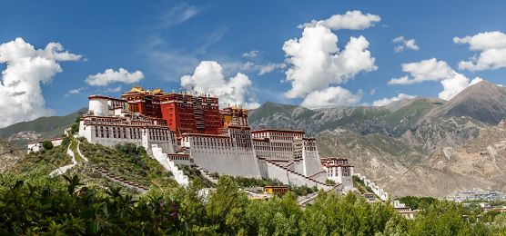 Tibet_Der-riesige-Potala-Palast-auf-dem-Mar-po-ri-Berg