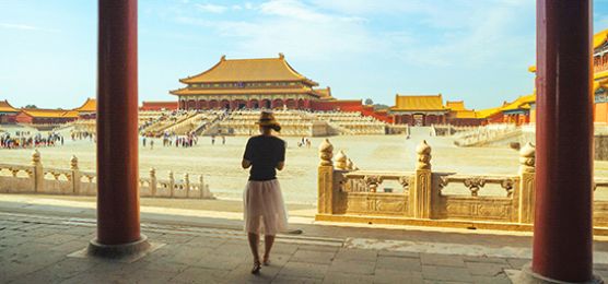 Dame mit Blick auf die Verbotene Stadt in Peking